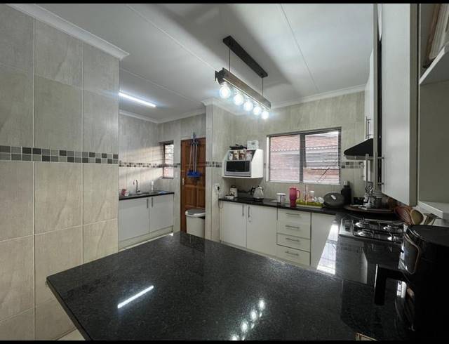 3 BEDROOM CLUSTER FOR SALE IN POMONA